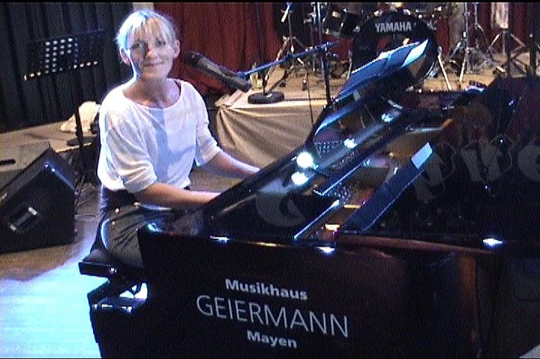 Jutta am Flügel (2003).